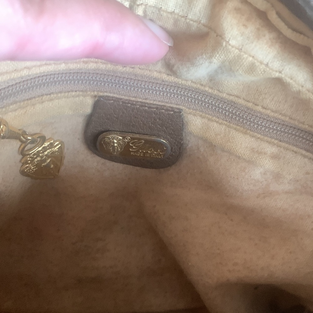 Selling a Gucci vintage bag 💯 authentic - Picture 5 of 5
